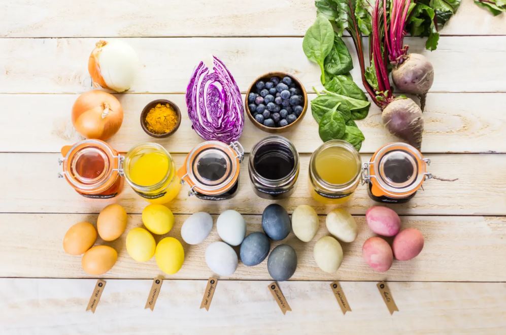 10 tojásfestő trükk, amit imádni fognak a gyerekeid