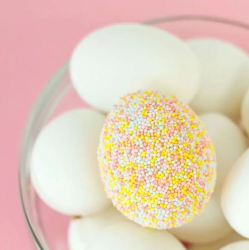 10 tojásfestő trükk, amit imádni fognak a gyerekeid