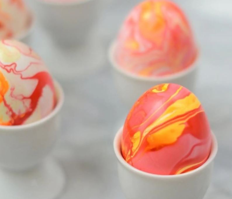 10 tojásfestő trükk, amit imádni fognak a gyerekeid