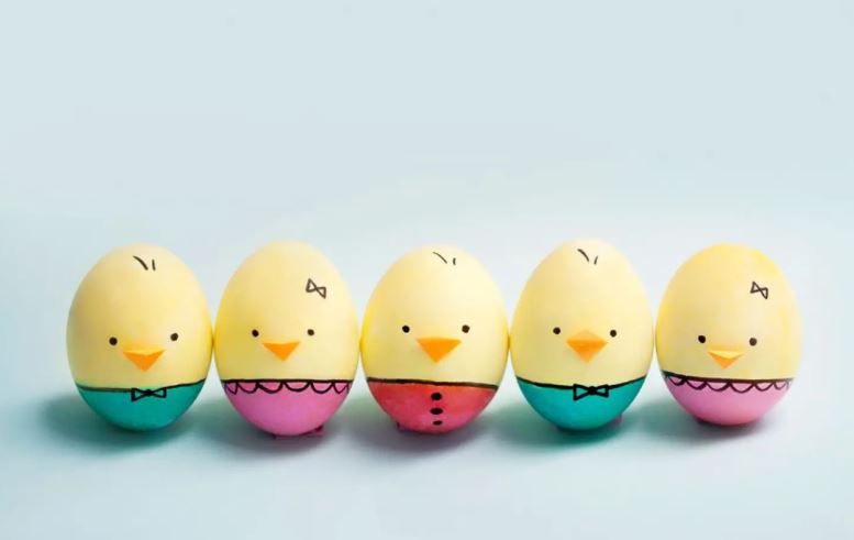 10 tojásfestő trükk, amit imádni fognak a gyerekeid