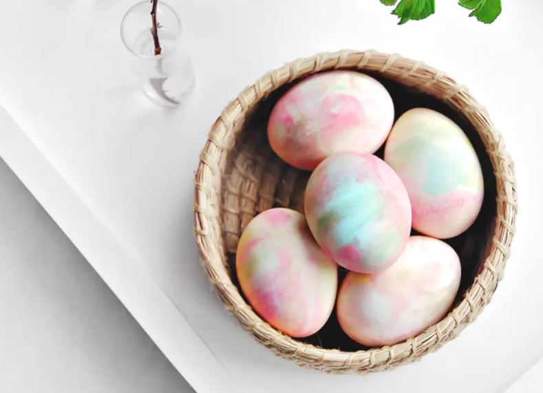 10 tojásfestő trükk, amit imádni fognak a gyerekeid