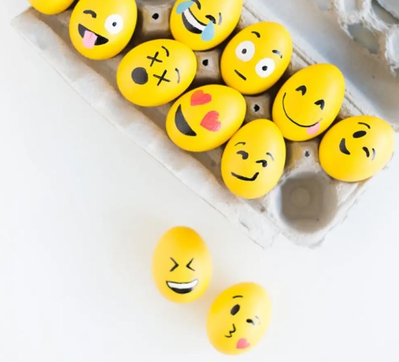 10 tojásfestő trükk, amit imádni fognak a gyerekeid