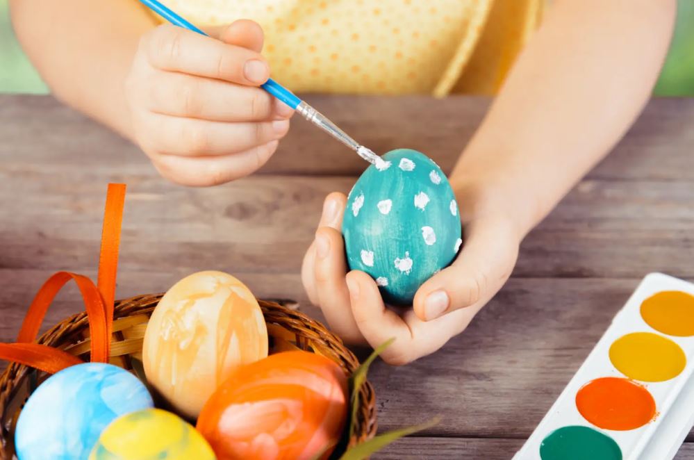 10 tojásfestő trükk, amit imádni fognak a gyerekeid