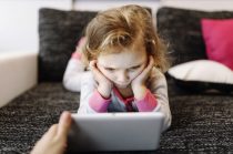 Mit tesz a gyerekek agyával a túl sok tablet és telefon? A „virtuális autizmus” jelensége
