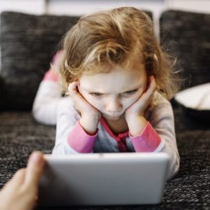 Mit tesz a gyerekek agyával a túl sok tablet és telefon? A „virtuális autizmus” jelensége