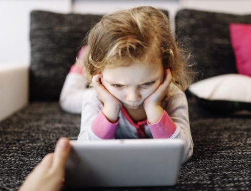 Mit tesz a gyerekek agyával a túl sok tablet és telefon? A „virtuális autizmus” jelensége