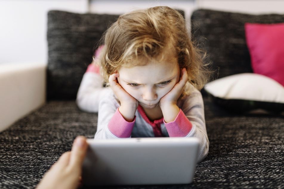 Mit tesz a gyerekek agyával a túl sok tablet és telefon? A „virtuális autizmus” jelensége