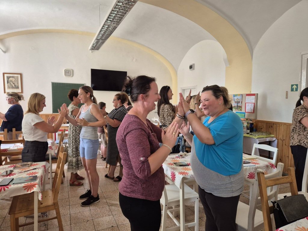 Egy varázslatos kastély, egy inspiráló iskola és egy nyitott, változni akaró tantestület – miről is szólnak a tanár tréningek a TANÁR KLUB szervezésében?