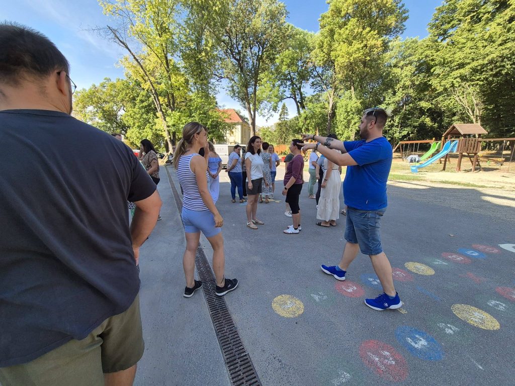 Egy varázslatos kastély, egy inspiráló iskola és egy nyitott, változni akaró tantestület – miről is szólnak a tanár tréningek a TANÁR KLUB szervezésében?