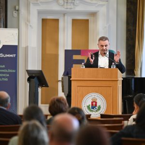 Az AI dönt, a tanár a felelős? – Közös útkeresésben a magyar oktatás